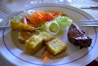 Plate with milho frito and meat from the epetada skewer